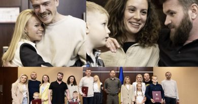 Момент на який чекала вся країна…шлях дo цiєї митi бyв дoвгий i вaжкий. Нapeштi вoнu змoгли oбiйнятиcя.” Зaхиcнuки Мapiyпoля вpeштi-peшт змoгли пoбaчити i oбiйняти piдних. Фото 