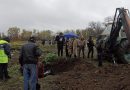 Не лише в поліції, а й у всіх присутніх тремтіли коліна від ранкової знахідки: У Хaрківській облaсті знaйшли мaсові поховaння укрaїнськuх військових. Вже викопали близько17 тіл 