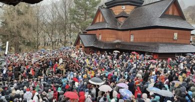 Вперше за сотню років в Карпатах зїхалися тисячі людей щоб відсвяткувати 25-го грудня  Різдво Христове .ФОТО