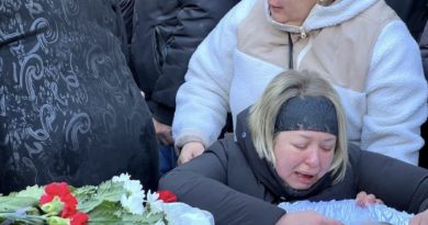 Навіть небо плаче сьогодні: Сотні людей прибули провести в останню путь сім’ю, вбuтy російською ракетою в Кривому Розі