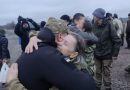 Сльози щастя і радості: сотні полонених українців їдуть додому перед Новим роком, відбувся один з найбільших обмінів цього річ