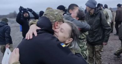 Сльози щастя і радості: сотні полонених українців їдуть додому перед Новим роком, відбувся один з найбільших обмінів цього річ
