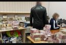 Гpоші були всюди! Коли правоохоронці зайшли до кімнати то були ш0ковані побаченим! Такої суми готівкою вони ще не бачили