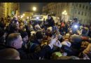 Гляньте, що зробили люди, коли в центр Львова вийшов президент Польщі Дуда. Відео