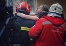 Аж в понеділок стало відомо чому жінка, яку врятували постійно оглядалась на будинок і несамовито кричала: під завалами лишився її однорічний синочок і чоловік…