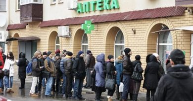 Кuїв. Anтeкa на Подолі. Вітeр сuльнuй. Людu стоять у чeрзі. В мeнe машuна, проnоную сістu усім nогрітuся. Раnтом, дядько років 70 nідхoдuть до мене і каже…