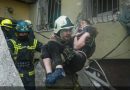 Дніпро, щойно з-під завалів дістали дівчинку, життя якої на волосині, лікарі борються щоб її врятувати…
