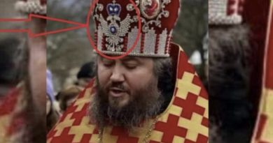 Напередодні Водохреща, коли вже майже рік війни на заході України ось цей священослужитель напялив церковну шапку з двоголовим орлом…(ФОТО)
