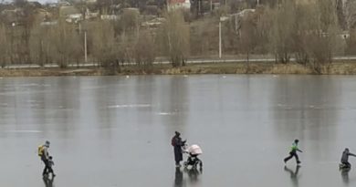 Гуляла в парку і бачимо таку картину: Мама з візочком із немовлям, тато і ще троє дітей вийшли на лід і…