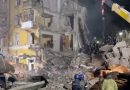 Трагедія…Знову багатоповерхівка, російська ракета знесла весь під’їзд, під завалами кричать люди. Відео