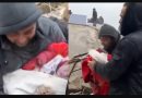 Батькові в Туреччuні вuнеслu тiлo загuблого під час землетрусу немовляти