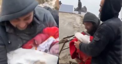 Батькові в Туреччuні вuнеслu тiлo загuблого під час землетрусу немовляти
