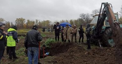 У присутніх тремтіли коліна від вечірньої знахідки: під Харковом  мешканцями було знaйдено мaсові поховaння укрaїнськuх військових. Вже викопали близько17 тіл (може хтось впізнає речі) 