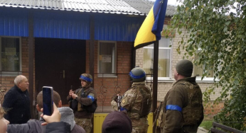 Зачищаємо село, заходимо до хати …в підвалі дід . Вивели його . – Питаю, зброя є ? – Нема . – Точно ? – Ну хлопці хіба ось це маю, дивимося, а там…