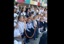 Відео того, що сталося на урочистій лінійці з школярем із Дніпра вже облетіло всю область – Навіть вчителька нічого не змогла вдіяти. ВІДЕО
