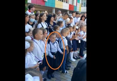Відео того, що сталося на урочистій лінійці з школярем із Дніпра вже облетіло всю область – Навіть вчителька нічого не змогла вдіяти. ВІДЕО