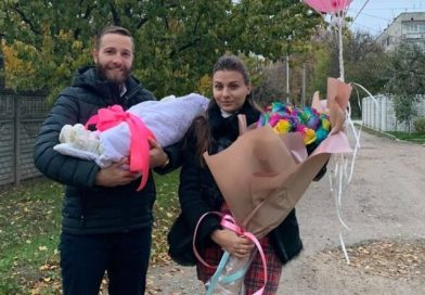 “В роддом нас не пустили!😢 Дружина змушена була лягати під вишнею і почала народжувати💙💛Я підстелив курточку і зловив дочку в свої руки… Причина по якій нас не впустили в роддом – шокує і я все детальніше розповів