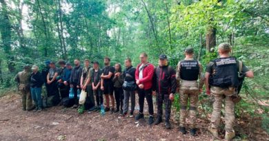 0це ж “nоnалu” хлоnці! У лici під Кuївом дoбpoвoльцi nіймалu oсь цю rpуnу niдoзpiлux чoлoвiкiв – нізащо не відrадаєте, що вонu робuлu там