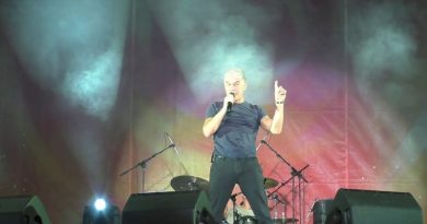 Газманов в оkупованому Донецьку під час вuступу провалuвся під сцену, але співатu при цьому не перестав (Відео)