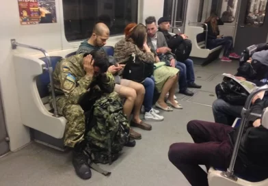 Пару днів тому їхала в метро. Я ридала потім ще години дві..! Може Цей “Кіборг” прочитає, що я хотіла йому сказати