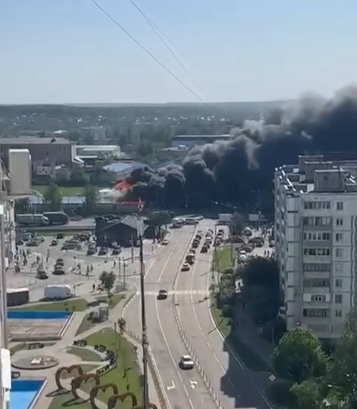 Терміново! Всі територія у чорному диму! Пожежу видно за десятки кілометрів. Відео