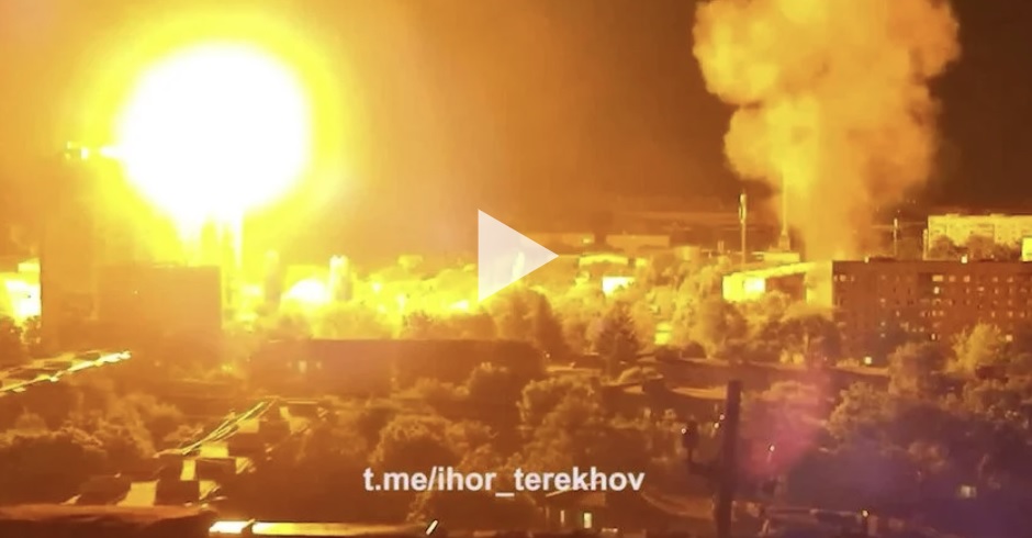 ЗМІ повідомляють про потужний вибух в районі аеродрому в Брянську. Відео
