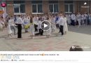 На останньому дзвонику випускник зробив пропозицію своїй однокласниці (ВІДЕО)