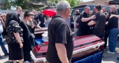 У Прилуках на Чернігівщині попрощалися з родиною, у будинок якої поцілив російський “шахед”