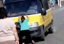 Шокуючі кадри: жінка померла після спроби зупинити автобус із мобілізованим сином
