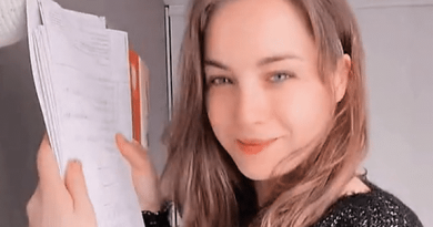 Ця вчителька математики стала хітом у TikTok завдяки своїм урокам, і її учні їх обожнюють.