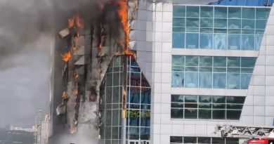 Найбільший ТРЦ в місті повністю охопив вогонь.  Проводиться евакуація людей. Причини займання та відео з місця події