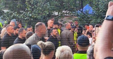 Зеленський прибув на місце зруйнованого будинку в Києві, але сталося дещо несподіване. Подивіться, що люди з ним там зробили! Відео