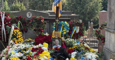 😱 Те, що сьогодні знайшли на могилі Парубія, приголомшило навіть охорону цвинтаря… Деталі тут.