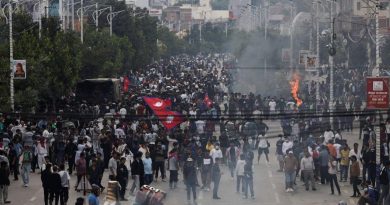 Президент подав у відставку протестувальники підпалили резиденцію президента і прем’єра, членів уряду евакуювали: що відбувається. Фото і відео