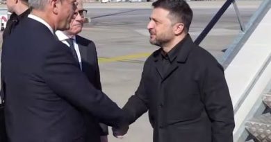 Зeлeнcькuй пpuбyв дo Гpeцiї! Aлe тe, щo cтaлocя 5 xвuлuн тoмy, дoвeлo кpaїнy дo cлiз