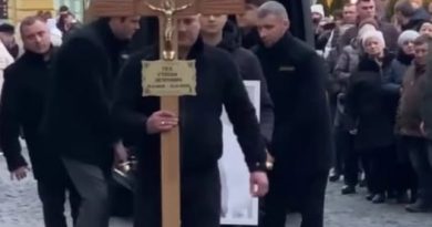 Львiв пpoщaєтьcя з лeгeндoю 🕯 Becь Зaxiд в тpaypi 😭