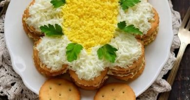 Закусочний торт-салат із крекерів: швидко, красиво та дуже смачно