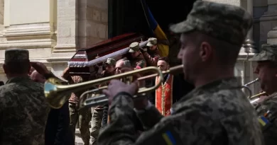 “Я вперше таке бачу…”Те, що сталося на прощанні вбитим військовим ТЦК Олегом Авдєєвим, приголомшило навіть священика