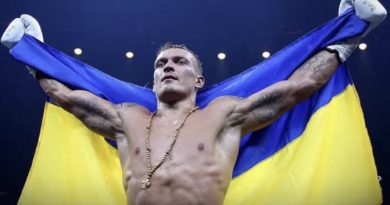 Усик вчергове довів свою непереможність, здолавши на рингу кікбоксера Верховена.