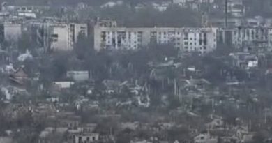 По всьому місту почався суворий голод. Відео
