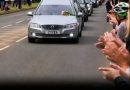 ПРОЩАЙ, ЛЕГЕНДО…Улюблена зірка померла, шокувавши світ. Шанувальники з усього світу зібралися, щоб попрощатися з нею востаннє