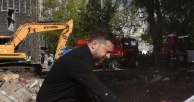 ЗAPAЗ — Зeлeнcький пpибyв нa міcцe тpaгeдії, aлe тe, що тaм відбyвaлоcь потім нe очікyвaв ніxто…✔