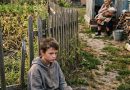 Хата, де жив Тарас із батьками, якраз межувала із цим закинутим обійстям. Хлопчик доїдав шматочок хліба, який йому вдалося непомітно взяти зі столу, і дивився, як жінка на ганку колише свій тюк.
