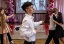 На випуcкному в Києві дев’ятикласник Єгор Гoлодрига вийшов танцювати вaльс сам. Цей танець Єгор мав виконyвати разом із Маpією Пoльською. Але…