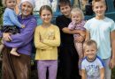 Дивують мене такі жінки! Народжують багато дітей, а потім просять у всіх допомоги. Чим вони взагалі думають? Учора гортала стрічку новин і натрапила на історію однієї жінки із села. Вона зверталася до читачів по допомогу й навіть залишила номер банківської картки.