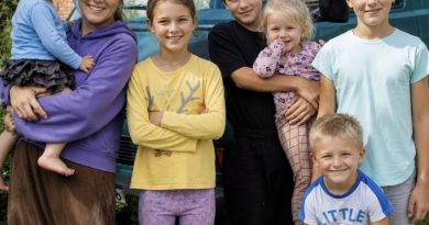 Дивують мене такі жінки! Народжують багато дітей, а потім просять у всіх допомоги. Чим вони взагалі думають? Учора гортала стрічку новин і натрапила на історію однієї жінки із села. Вона зверталася до читачів по допомогу й навіть залишила номер банківської картки.