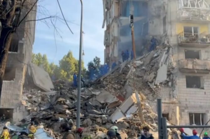 Будинку фактично немає: Ворог завдав удару по багатоповерхівцуі в обласному центрі. Відео