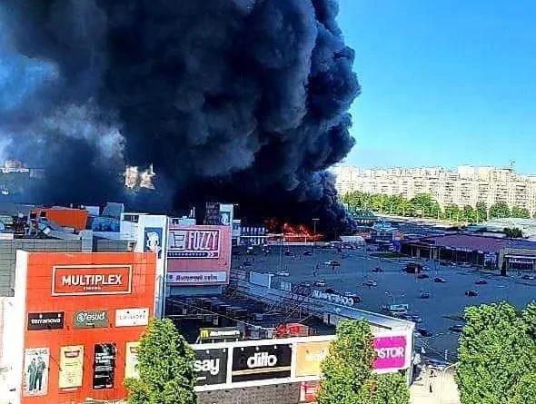 РФ атакувала Епіцентр й житлові будинки, відомо про дев’ятьох постраждалих. Відео