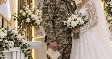Мене запросили фотографом на весілля. Однак, я ж до останнього не знала, що наречені – то військові. У мене аж сльози на очі наверталися, коли їх побачила