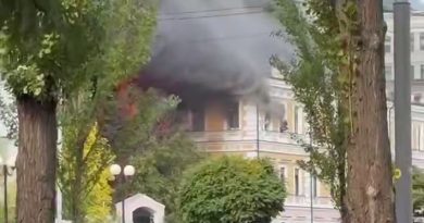 Центр Києва! Люди рятуються, вилазячи з вікон, щоб не згоріти живцем.Відео